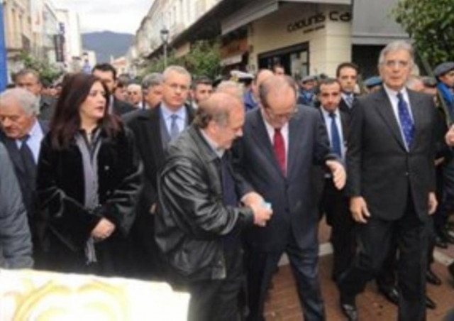 Πέντε μήνες φυλάκιση για το «αλεύρωμα» στους πολιτικούς