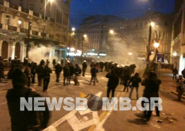 Φλέγεται η Αθήνα – Στόχος καταστήματα και τράπεζες