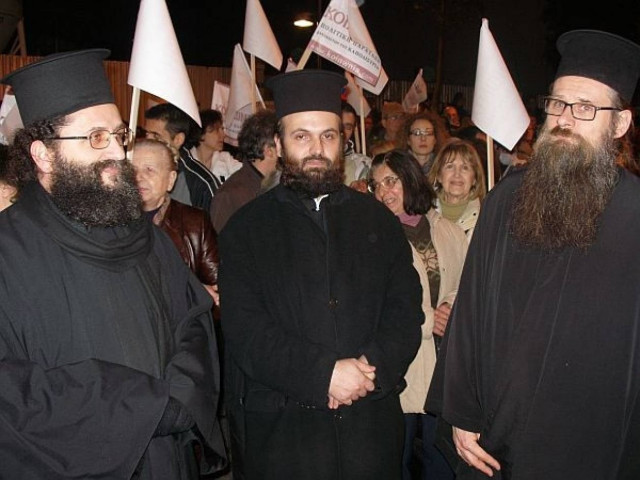 H «Κοινωνία» στους δρόμους με τους ιερείς στην πρώτη γραμμή