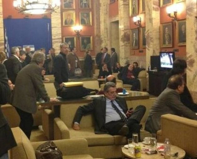 Η φωτογραφία της ντροπής από το εντευκτήριο της Βουλής