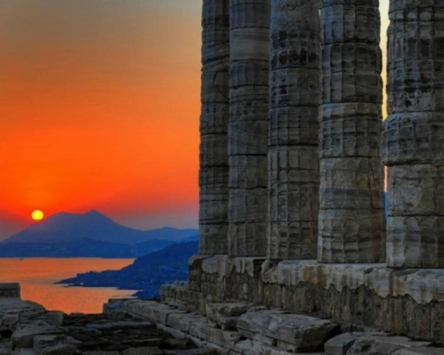 Facebook: «Αυτή είναι η Ελλάδα και δεν αφήνουμε να την πάρει κανείς»!