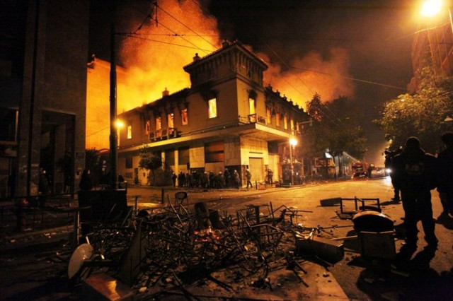 Περιμένουν το πρώτο φως της ημέρας στην Πυροσβεστική