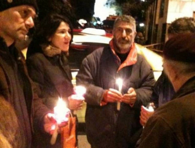 Κόσμος στο Αττικόν με κεριά! (φωτό και βίντεο)