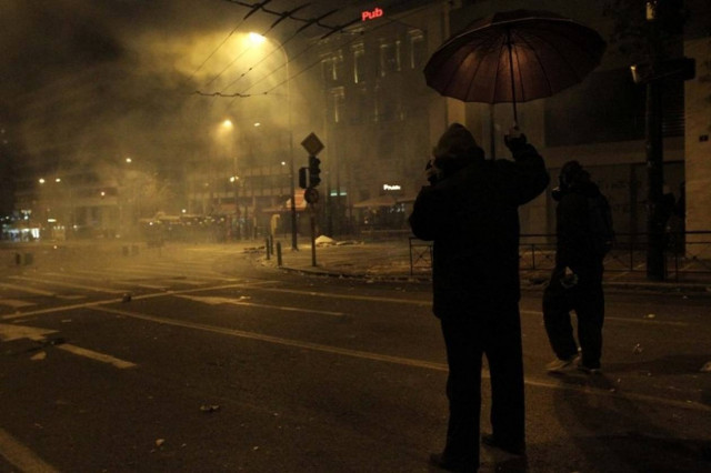 Ο «συντονιστής» με τη μοβ ομπρέλα!