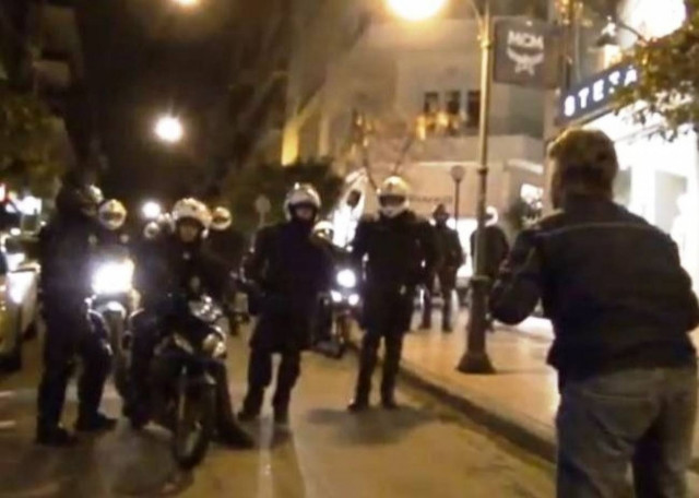 Συγκέντρωση πολιτών έξω από το σπίτι του Σημίτη