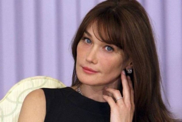 Άγαλμα προς τιμήν της Κάρλα Μπρούνι