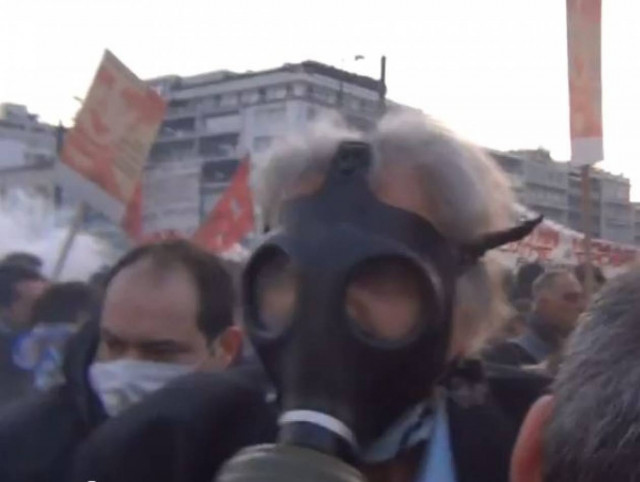 Ο Μίκης πριν επιτεθούν τα ΜΑΤ