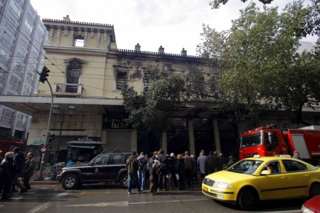 Σιωπηλή διαμαρτυρία έξω από το «Αττικόν»