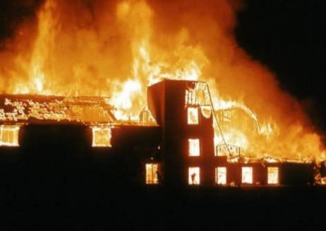 Μεγάλη φωτιά σε αποθήκες στην Ανθούσα