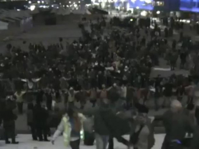 Οι Γάλλοι συμπαραστέκονται στους Έλληνες χορεύοντας συρτάκι