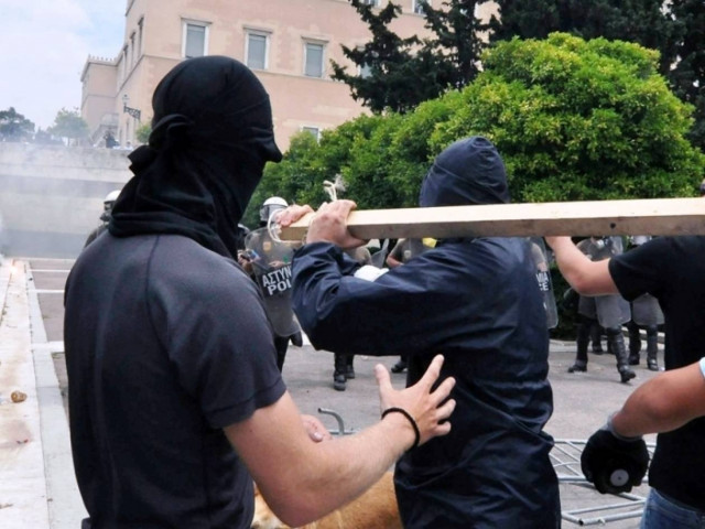 Πίσω από τις κουκούλες