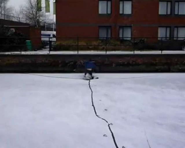 Πάλι καλά που δεν πνίγηκε ο βλάκας!