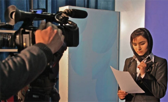 Υποχρεωτική μαντίλα στις Αφγανές τηλεπαρουσιάστριες