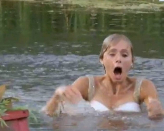 Απίστευτη φάρσα με νύφη που πέφτει στη λίμνη!