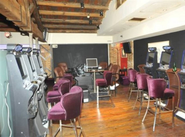 Δεκαεφτά συλλήψεις σε παράνομο καζίνο και ίντερνετ καφέ