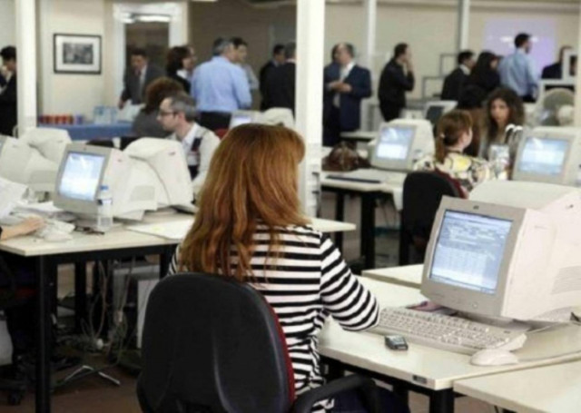 Μία στις δυο επιχειρήσεις μείωσαν μισθούς και θέσεις εργασίας το 2011