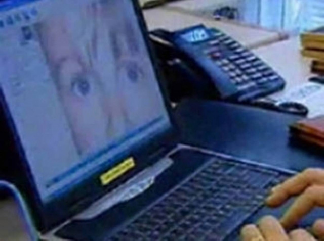 «Χειροπέδες» σε τρεις για κατοχή υλικού παιδικής πορνογραφίας