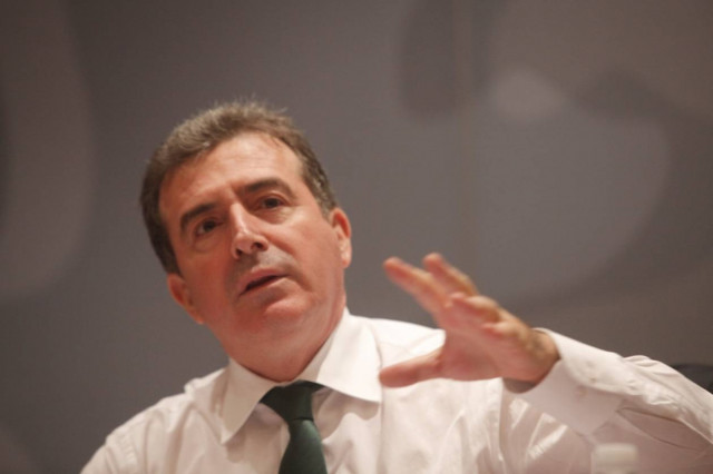 Θέλει να κρατήσει την καρέκλα του υπουργού ο Μιχάλης