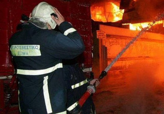 Στις φλόγες αποθήκη στο Βοτανικό