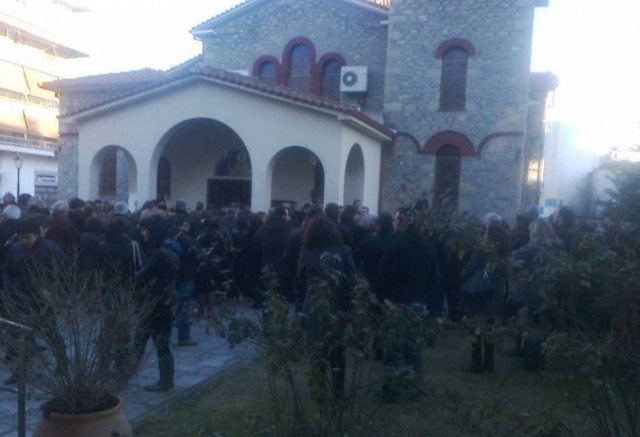 Μητέρα δεν άφηνε από την αγκαλιά της το νεκρό παιδί της!