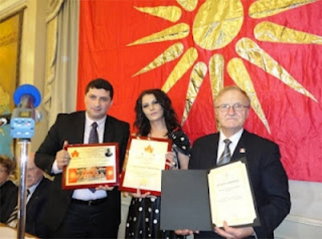 Σκοπιανοί που παρουσιάζονται ως... Ενωμένοι Μακεδόνες