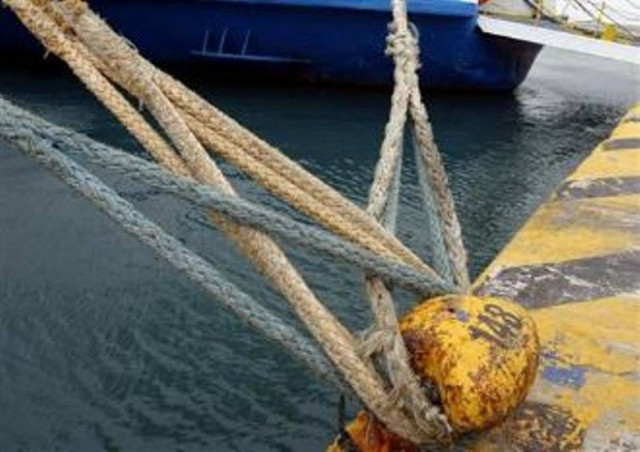 Μηχανική βλάβη σε πλοίο στον Πόρο