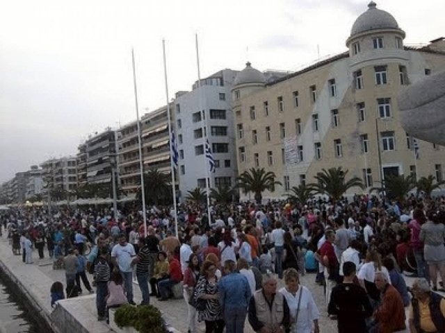 Υποστολή της Σημαίας στον Βόλο με τον στρατό και τους διαδηλωτές!