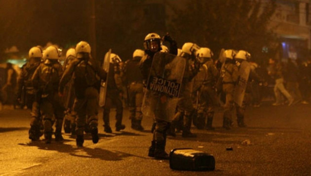 Μικροεπεισόδια και προσαγωγές έξω από τη Βουλή