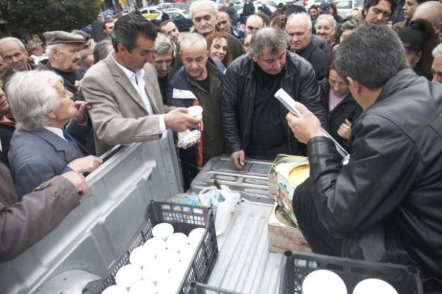 Μοιράζουν γάλα γιαούρτι και τυρί οι κτηνοτρόφοι