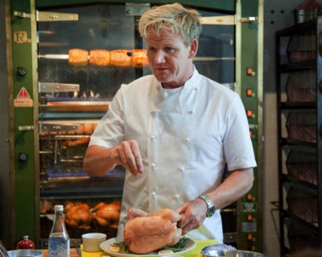 Διάσημος τηλεοπτικός σεφ απολύθηκε από το εστιατόριό του!