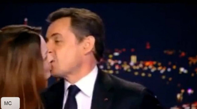 Το εκτός κάμερας φιλί της Κάρλα στο Σαρκοζί