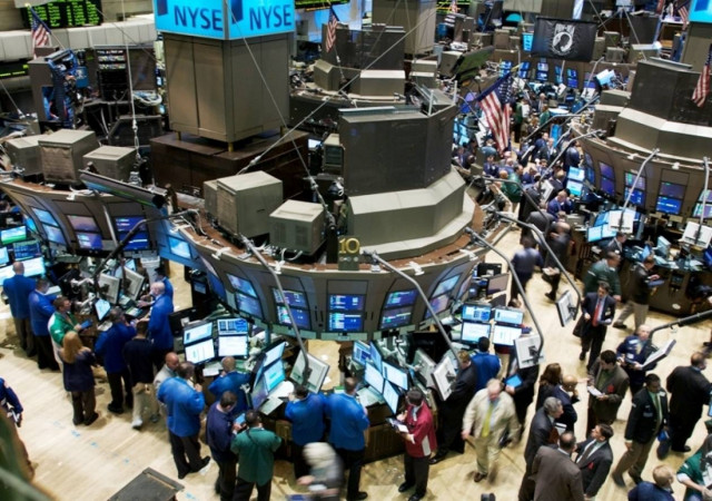 Μικρή άνοδος στη Wall Street με το μυαλό στο Eurogroup