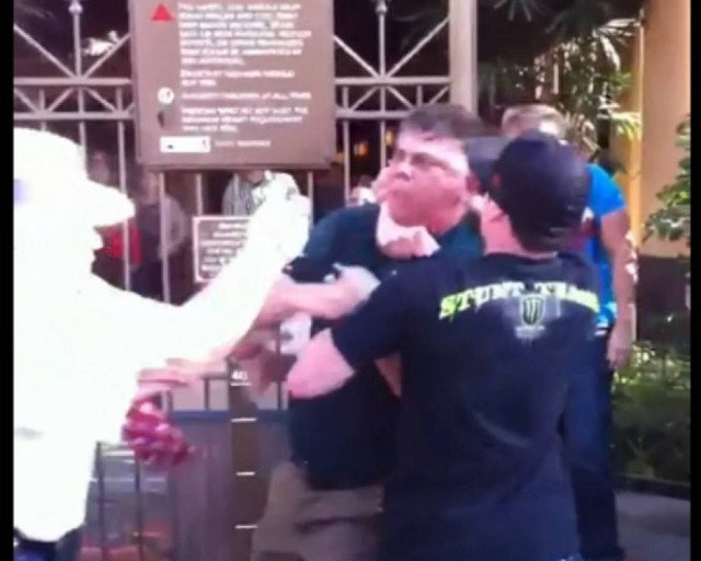 Απίστευτο βίαιο περιστατικό στην Disneyland!