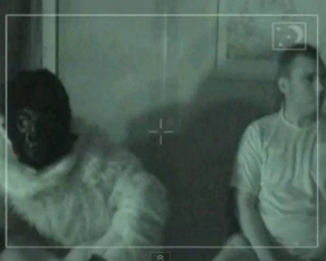 Τι κάνετε όταν βλέπετε ξαφνικά δίπλα σας ένα γορίλα;