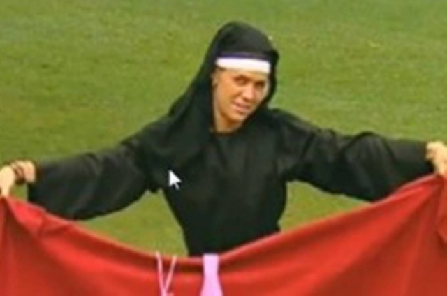 Κοπέλα με μπικίνι μετατρέπεται σε…. καλόγρια!