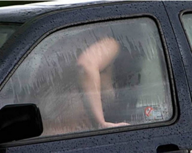 Η αγγελία του αυτοκινήτου του... sex που σαρώνει στο Facebook!