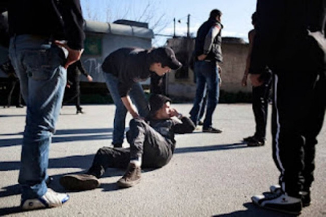 Φωτορεπορτάζ: Άγριο ξύλο με Έλληνες και μετανάστες στην Κόρινθο