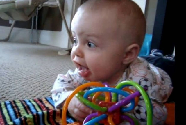 Σκύλος μαθαίνει μωρό πώς να δαγκώνει