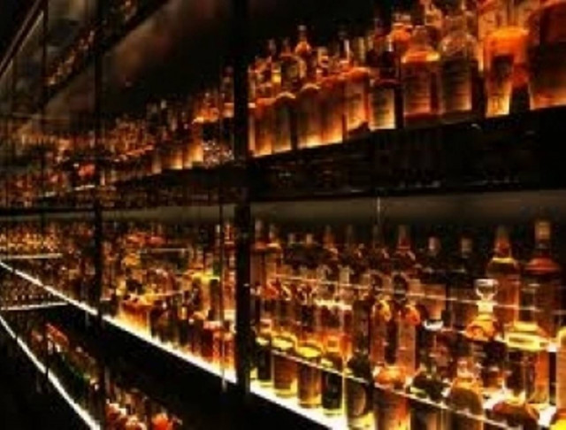 Πήγε να περάσει λαθραία 852 φιάλες ουίσκι!