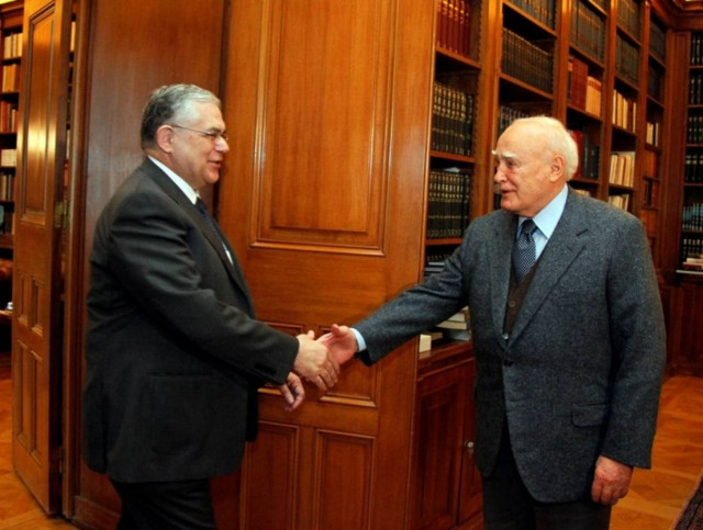 Σε εξέλιξη η συνάντηση Λ. Παπαδήμου με Κ. Παπούλια