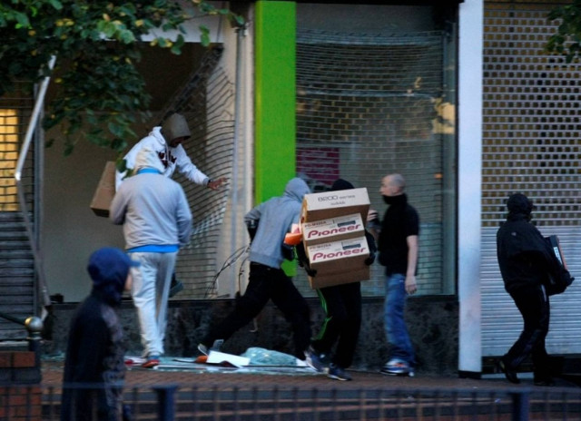 Πλιάτσικο κουκουλοφόρων σε πολυκατάστημα