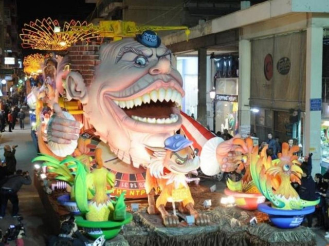 Εντυπωσίασαν απόψε τα καρναβαλικά άρματα στην Πάτρα