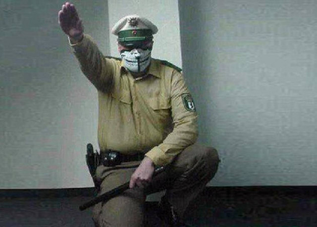 Ρατσιστής αστυνομικός χαιρετά ναζιστικά