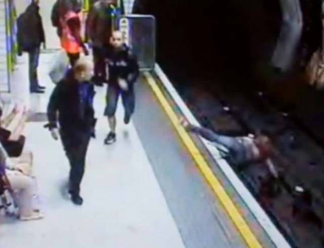 Την πέταξε χωρίς λόγο στις ράγες του μετρό