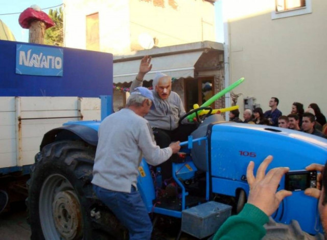 Ο Γ. Παπανδρέου ανέβηκε σε …τρακτέρ!