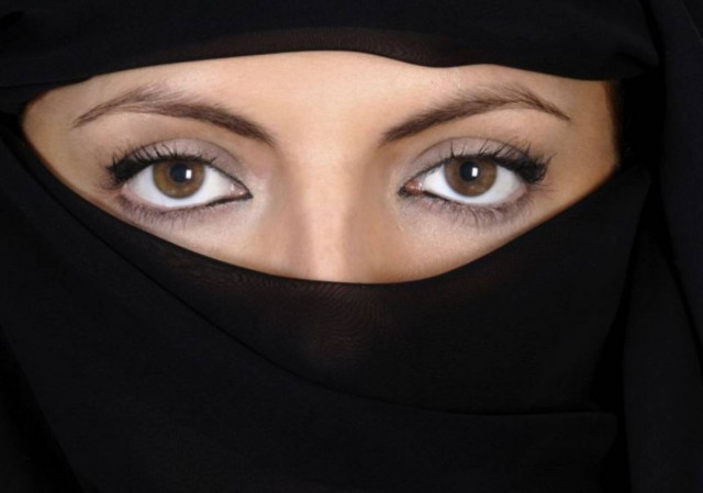 Υποχρεώνουν τις γυναίκες δημοσίους υπαλλήλους να φορούν στολή εργασίας