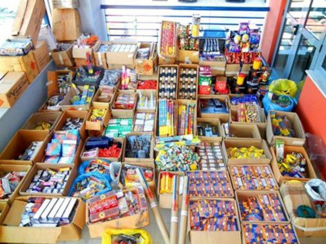 Κατασχέθηκαν πυροτεχνήματα από κατάστημα ειδών καρναβαλιού