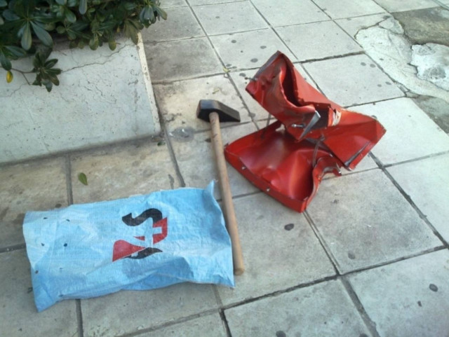 Λήστεψαν τράπεζα με καλάσνικοφ και… βαριοπούλα!