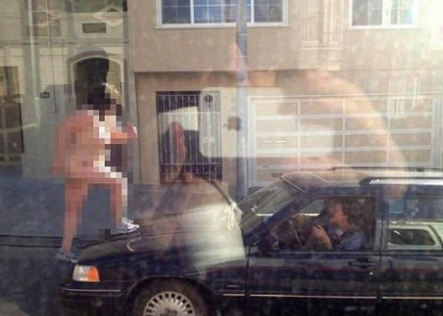 Μια γυμνή, παχιά γυναίκα του έσπασε το παρμπρίζ