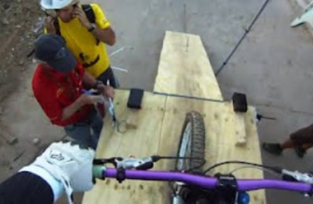 Δείτε τι κάνει ένας …τρελός ποδηλάτης